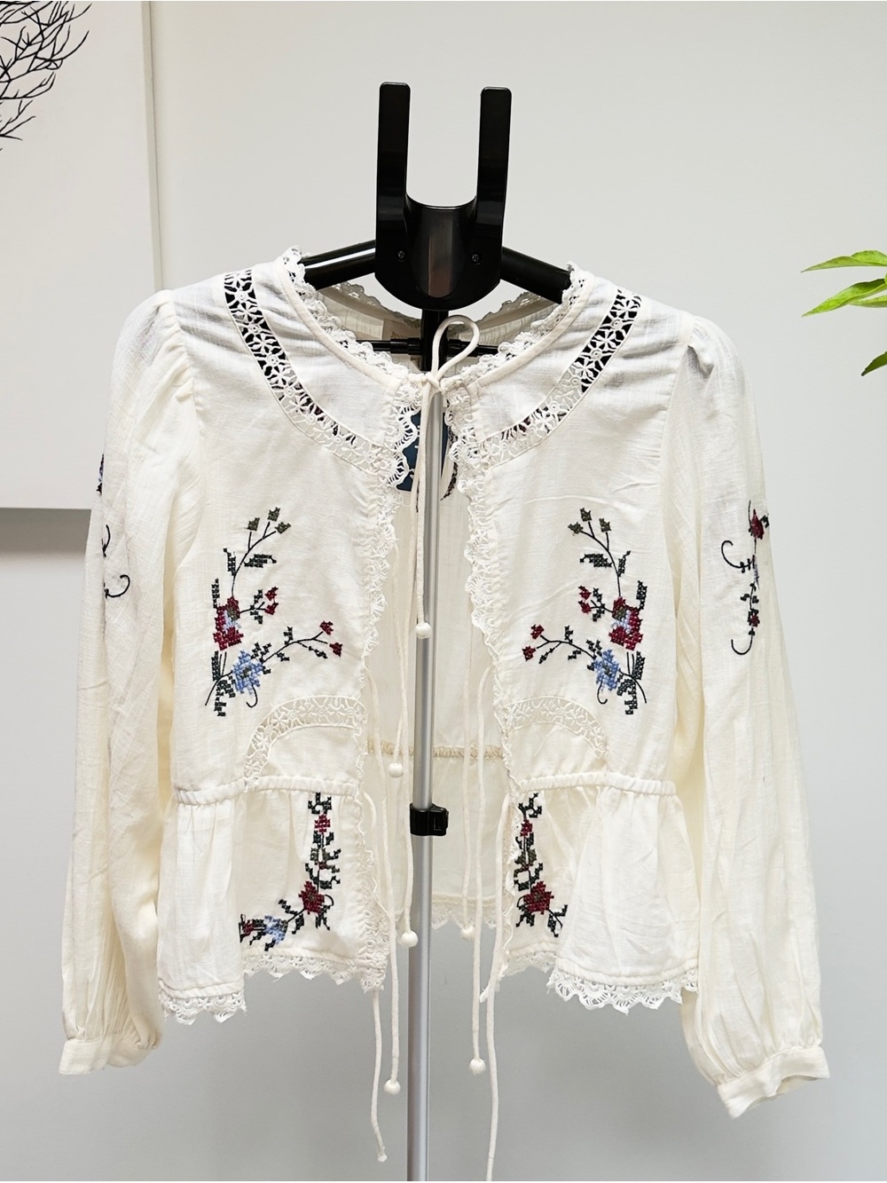 Jennifer & Grace Women’s White Embroidered Lace Tie Blouse Long Sleeve Size M
